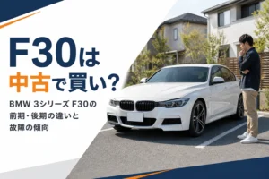 住宅街の駐車場に停まる白いスポーツセダン