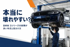整備工場でリフトに上げたセダンの下回りを点検する様子