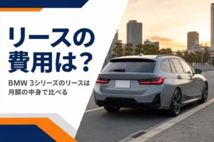 街の道路わきに停まるグレーのステーションワゴン